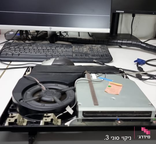 מחשב פתוח עם מאוורר, מקלדת ומסך